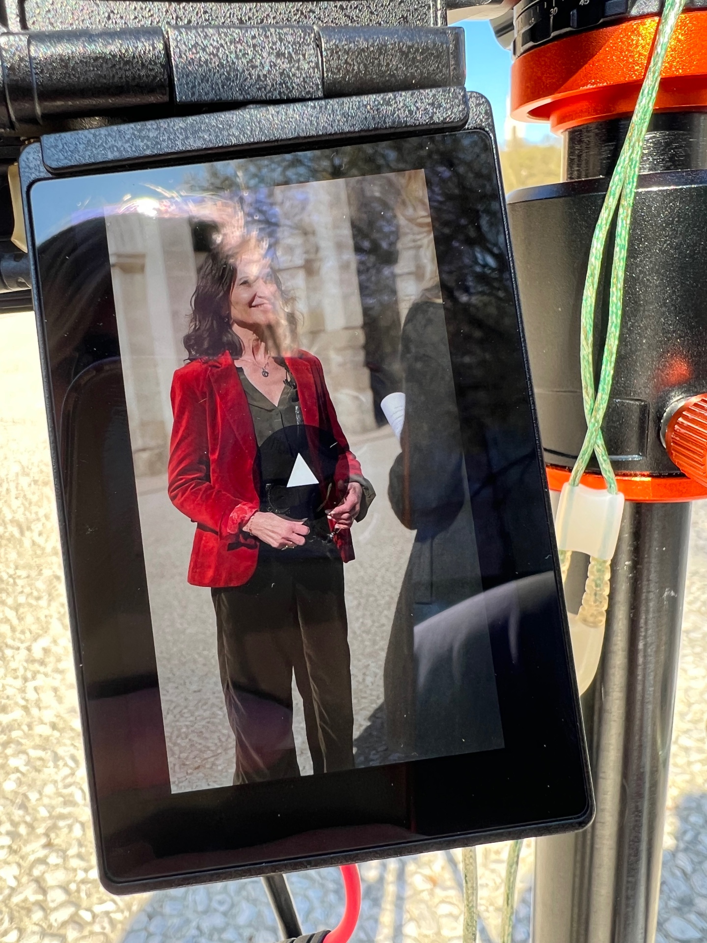 Prise de parole face caméra, vue sur le moniteur de contrôle