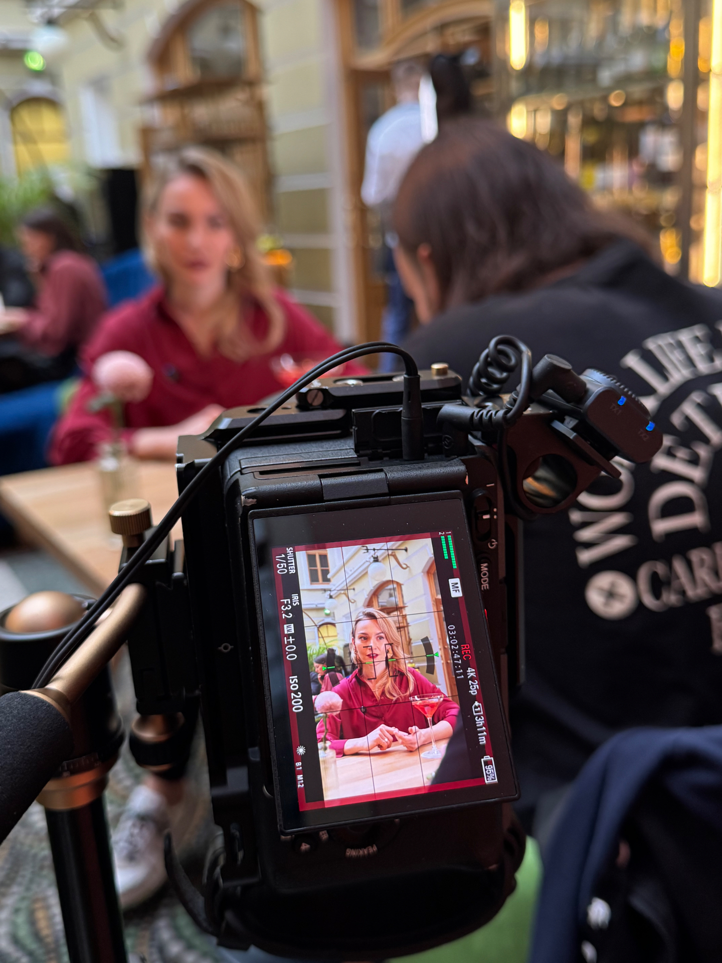 Caméra professionnelle filmant une interview en situation réelle