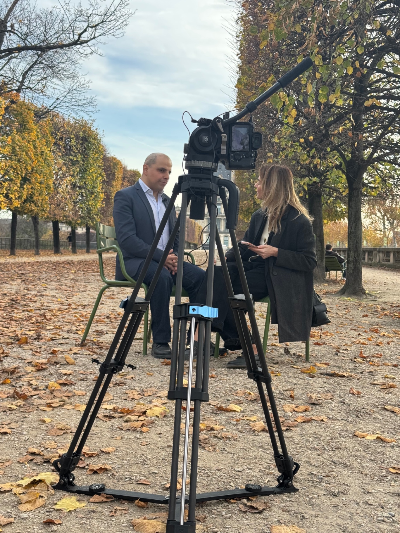 Interview vidéo en extérieur, caméra sur trépied