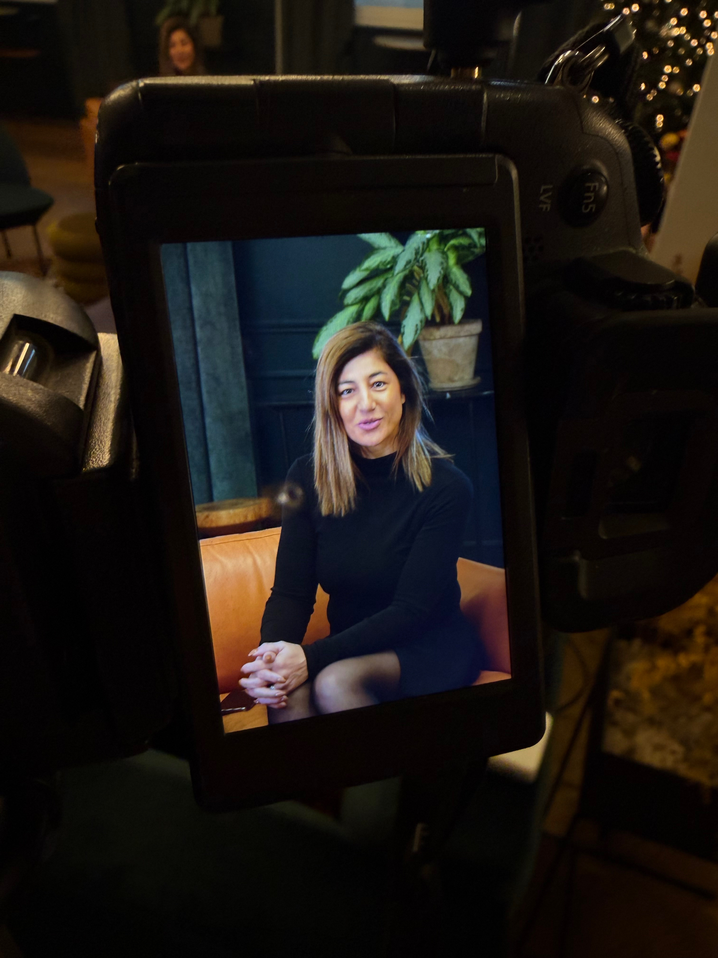 Portrait filmé en studio, visible sur l'écran de la caméra